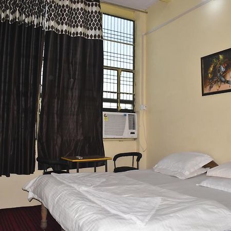 Om Rest House Hotel Varanasi Bagian luar foto