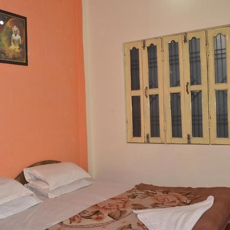 Om Rest House Hotel Varanasi Bagian luar foto