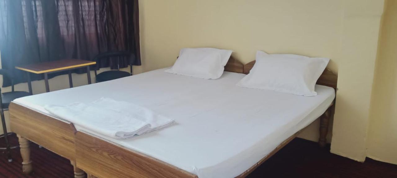 Om Rest House Hotel Varanasi Bagian luar foto