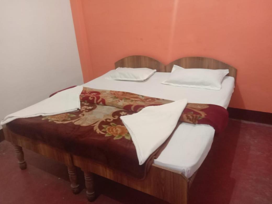 Om Rest House Hotel Varanasi Bagian luar foto