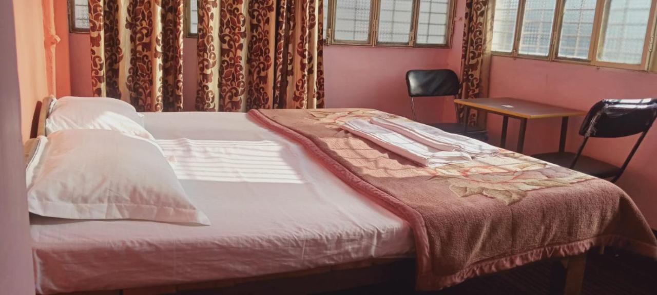 Om Rest House Hotel Varanasi Bagian luar foto