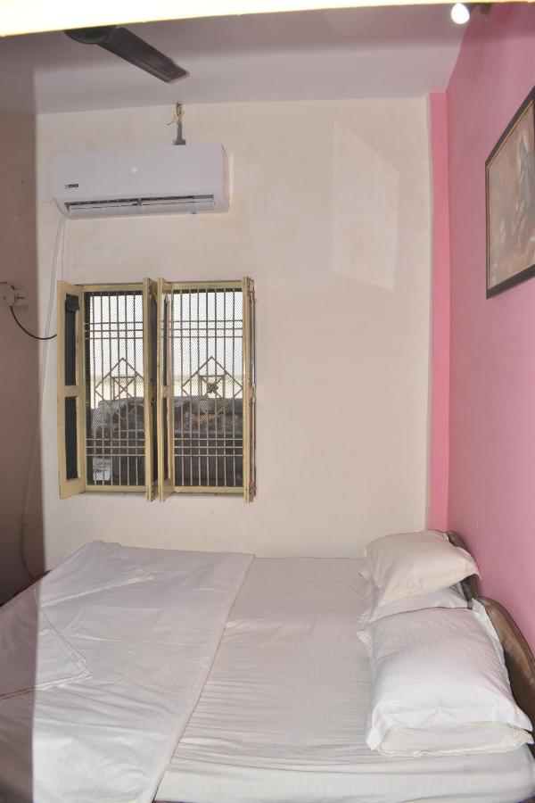 Om Rest House Hotel Varanasi Bagian luar foto