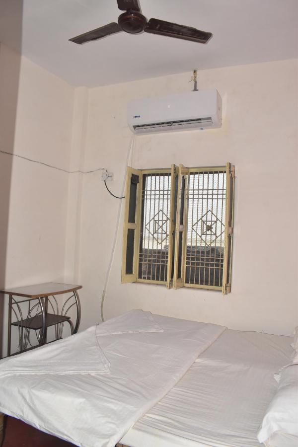 Om Rest House Hotel Varanasi Bagian luar foto