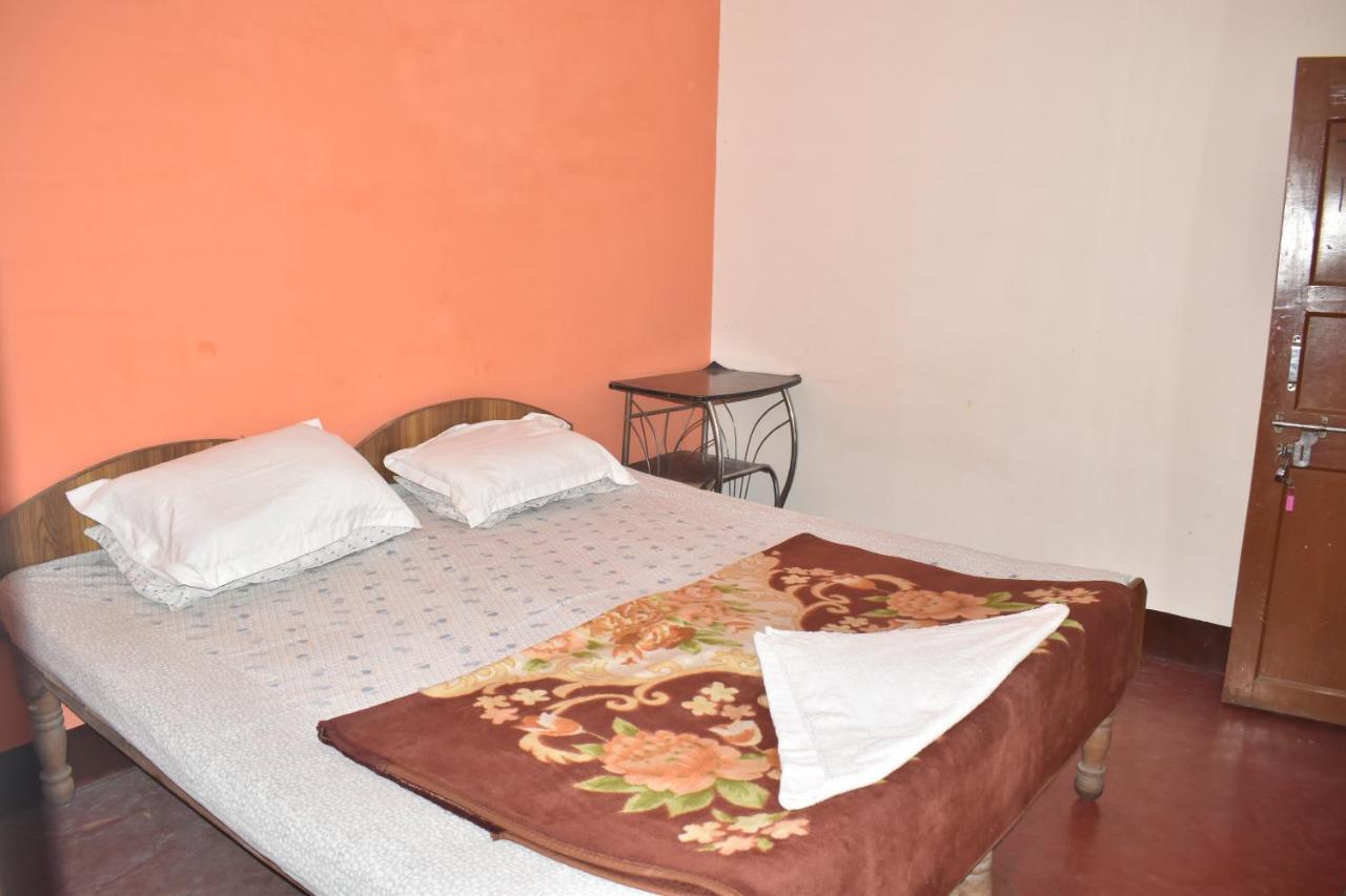 Om Rest House Hotel Varanasi Bagian luar foto